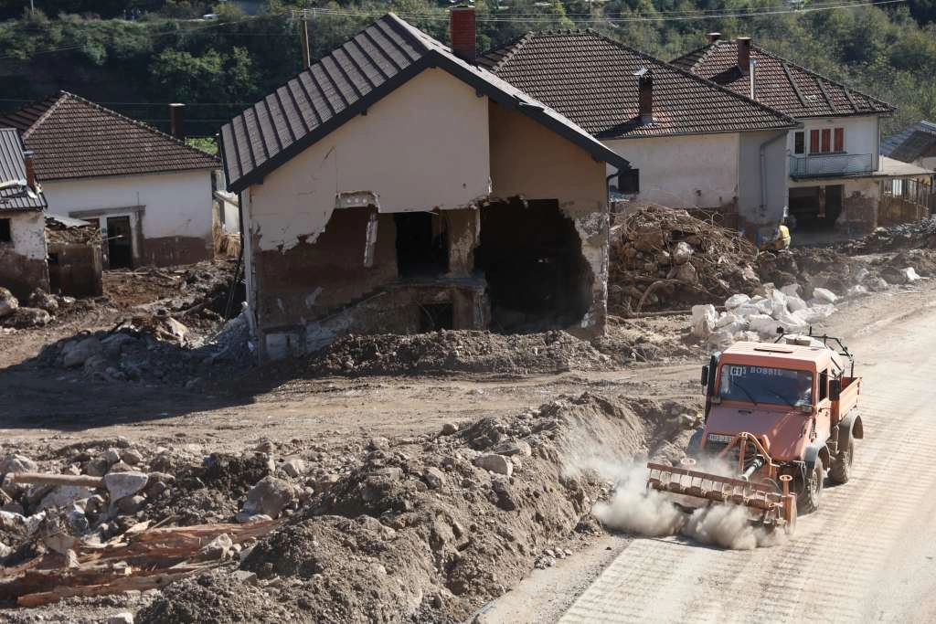 Mehanizacija OS BiH i privatnih tvrtki radi na raščišćavanju ruševina u Donjoj Jablanici